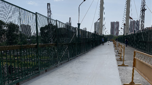 哈尔滨市道外区彩虹桥，应用我公司<i style='color:red'>混凝土修复料</i>，进行桥面修复工程