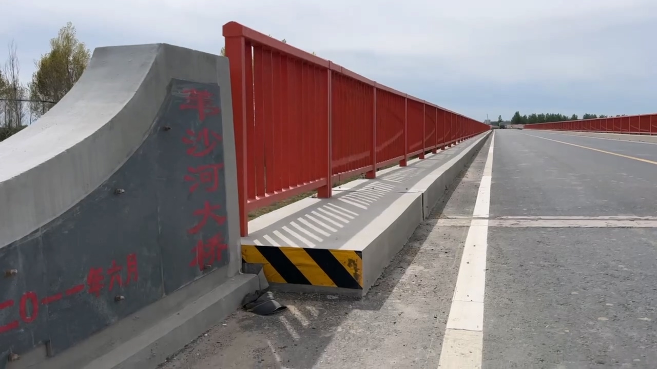 五常苇沙河大桥，应用我公司混凝土修复料与聚合砼力增强剂，进行桥梁人行道修补