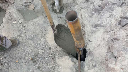 宾县采石场，应用我公司高强无收缩灌浆料，进行碎石机械基础生根锚固灌浆