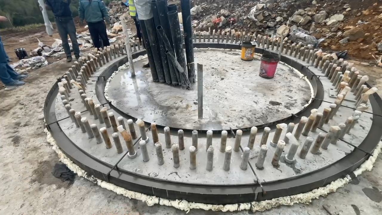 大唐黑河孙吴50MW风电项目，应用我公司风机风电专用灌浆料，进行风电场风机基础二次灌浆工程