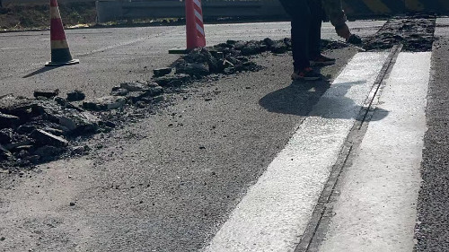 柳河桥，应用我公司PY-600快修水泥，进行伸缩缝修复