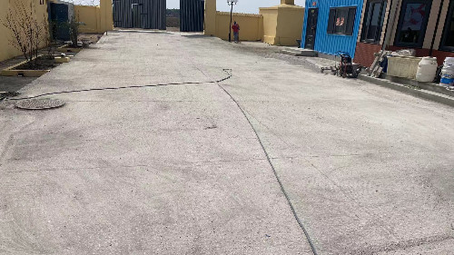 兴隆沟度假村，应用我公司<i style='color:red'>快找平砂浆</i>，对地面进行修补